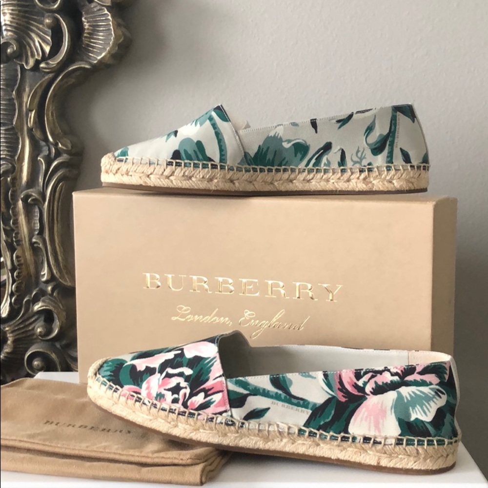 NIB Burberry Peony Rose Print Canvas Espadrilles